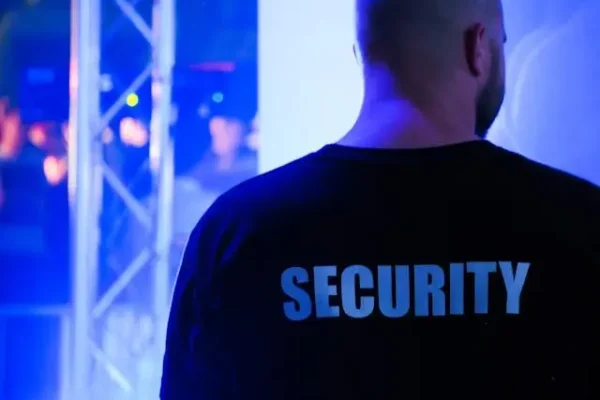 Beveiliging inhuren, beveiliger op een evenement.