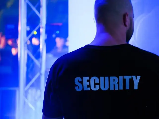 Beveiliging inhuren, beveiliger op een evenement.